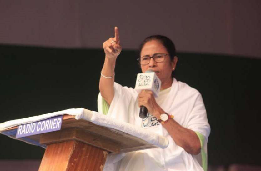 mamta_banerjee.jpg West Bengal: पीएम मोदी के आरोपों पर सीएम ममता का जवाब, बोलीं- BJP पैसे दे तो ले लो और TMC को वोट करो