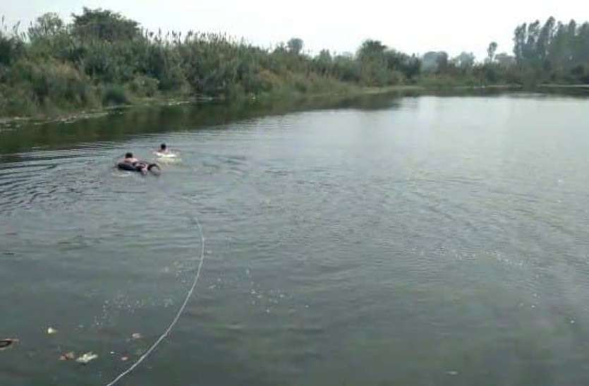 mzn-2.jpg युवक ने लगाई झील में छलांग गाेताखोर तलाश लगे