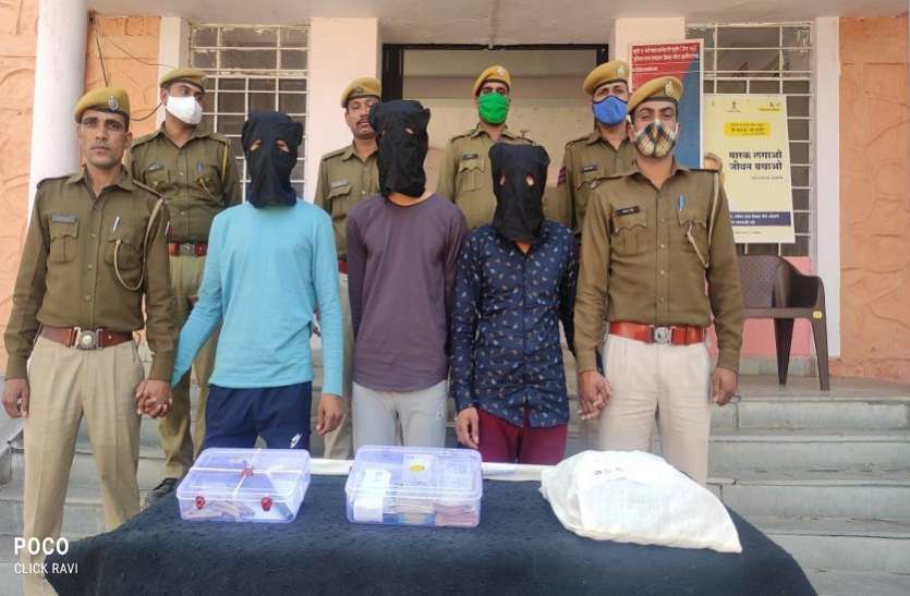 पेट्रोल पम्प पर डकैती के आरोपी गिरफ्तार पेट्रोल पम्प पर डकैती के आरोपी गिरफ्तार
