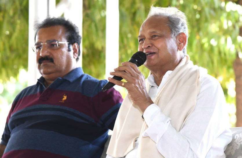 सीएम आवास पर मुख्यमंत्री गहलोत वल्लभनगर से गए समर्थकों को संबोधित करते हुए। वल्लभनगर उप चुनाव : प्रीति समर्थक पहुंचे गहलोत के पास