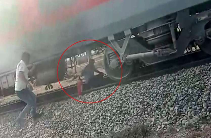 साबरमती के दो एससी कोच के ब्रेक में लगी आग, बुझाई तो शाढ़ौरा में फिर लगी