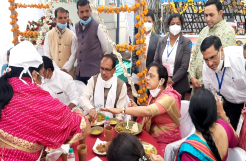news महिला दिवस विशेष : CM शिवराज पत्नी साधना के साथ पहुंचे दीदी कैफे, स्वादिष्ट व्यंजन देखकर बोले- यहीं भोजन करेंगे