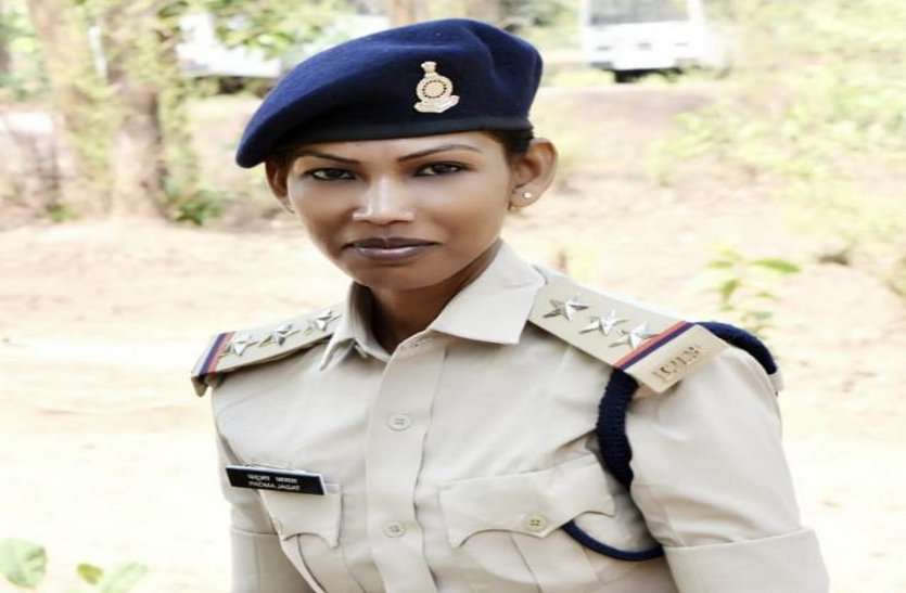 ये है बालोद जिले की लेडी सिंघम, कभी करती थी ईंट भट्ठे में काम, आज TI बनकर महिलाओं को कर रही सशक्त ये है बालोद जिले की लेडी सिंघम, कभी करती थी ईंट भट्ठे में काम, आज TI बनकर महिलाओं को कर रही सशक्त