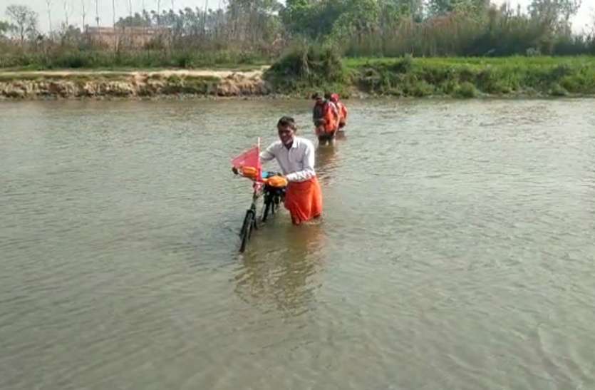 muzaffarnagar2.jpg योगीराज में जान जोखिम में डालकर नदी पार करने को मजबूर शिव भक्त कांवड़िये