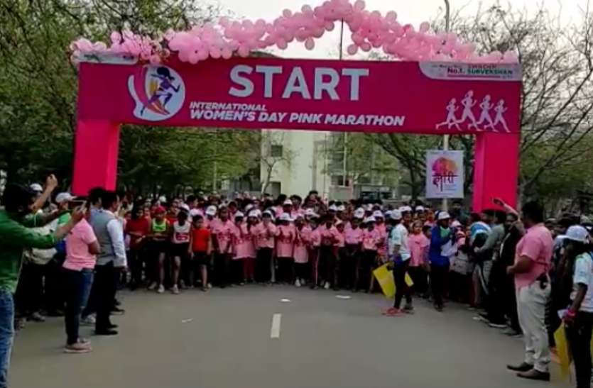 noida.jpg International Women's Day: पिंक मैराथन में हजारों महिलाओं ने लगाई दौड़