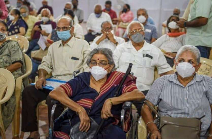 old_age.jpg टीकाकरण अभियान: बुजुर्गों की सुविधाओं का ख्याल रख रहे अस्पताल, चाय-नाश्ते और व्हीलचेयर का भी कर रहे इंतजाम