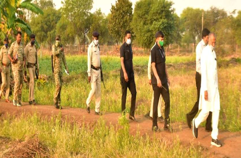 बठेना में 5 लोगों की संदिग्ध मौत पर पुलिस की चुप्पी, 10 पन्ने का सुसाइडल नोट मिला तो परिजनों से मिलने पहुंचे गृह मंत्री