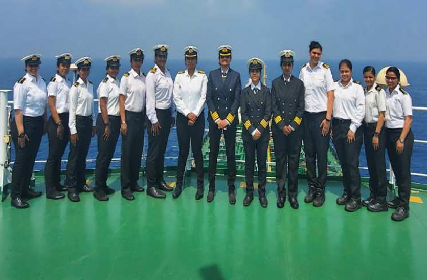 जहाज के रवाना होने से पहले फोटो खिंचवाते हुए महिला सदस्यों का दल। 