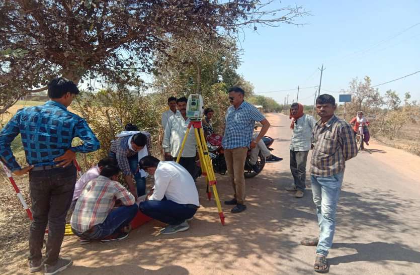 खजुराहो-बेनीगंज रोड पर सेंट्रल स्कूल के लिए जमीन का हुआ डिमार्केशन खजुराहो में बनेगा जिले का दूसरा केन्द्रीय विद्यालय, जमीन हुई चिंहित