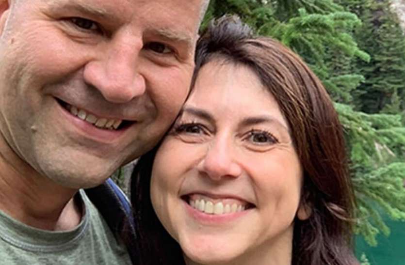 Who is Dan Jewett? Bezos's ex-wife Mackenzie, whom he married कौन है डैन जेवेट? बेजोस की पूर्व पत्नी मैकेंजी ने जिससे की शादी