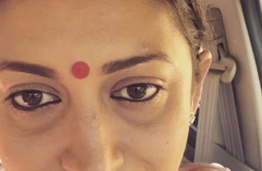 si.jpg स्मृति ईरानी ने सोशल मीडिया अकाउंट से पोस्ट की दो तस्वीरें, सोनू सूद ने लिखा- 'जो हुकुम'