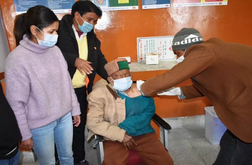 untitled_2.png Coronavirus: भारत के सबसे बुजुर्ग मतदाता को लगाई गई वैक्सीन, जानिए कितनी है उम्र