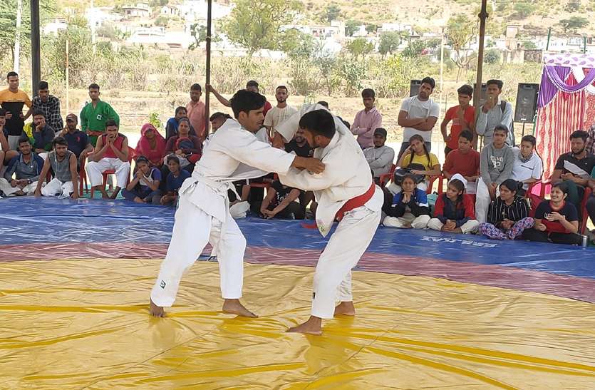 कुराश प्रतियोगिता में पुरूष एवं महिला पहलवानों ने दिखाएं दांव-पेच कुराश प्रतियोगिता में पुरूष एवं महिला पहलवानों ने दिखाएं दांव-पेच