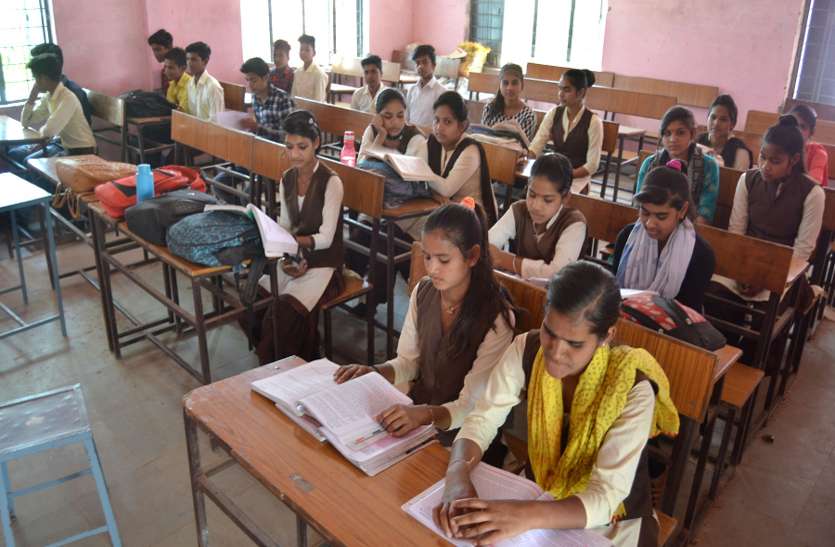 दो बार बदला परीक्षा ब्लूप्रिंट, अब फिर बदलाव, छात्र बोले-क्या पढ़ें पता नहीं! दो बार बदला परीक्षा ब्लूप्रिंट, अब फिर बदलाव, छात्र बोले-क्या पढ़ें पता नहीं!