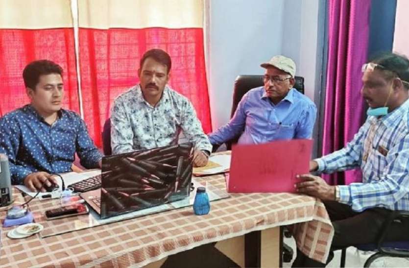 रिश्वत लेने के आरोपी जनपद पंचायत CEO गिरफ्तार जनपद पंचायत CEO रिश्वत लेते रंगे हाथ पकड़े गए