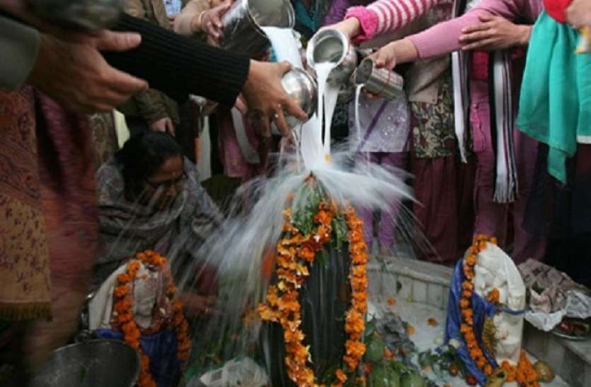 Mahashivratri 2021 Rudrabhishek Mahashivratri 2021 Rudrabhishek : महाशिवरात्रि के दिन शिवलिंग पर अर्पित करें ये 10 चीजें, दूर होगीं बाधांए