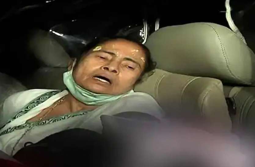 Mamta Banerjee नंदीग्राम में चुनाव प्रचार के दौरान चोटिल हुईं ममता बनर्जी, इलाज के लिए कोलकाता पहुंचीं