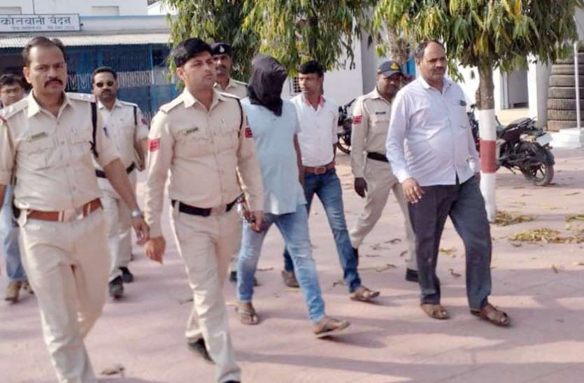 Bengal police arrested with the help of Singrauli police 10 लाख का इनामी अंतरराज्यीय मास्टरमाइंड होटल संचालक को बंगाल क्राइम ब्रांच पुलिस ने सिंगरौली से किया गिरफ्तार