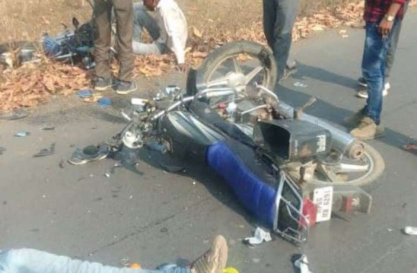 Injured admitted to Singrauli District Hospital आमने-सामने बाइकों में भिड़ंत, एक युवक की मौत, तीन घायल, जानिए कैसे हुई दुर्घटना
