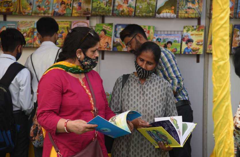 आकर्षित कर रहीं तुम्हारी कोशी, कब्जे जमा, खेलत गेंद गिरे यमुना में जैसी पुस्तकें साहित्य प्रेमियों की निगाहें बिल्कुल नई किताबों पर