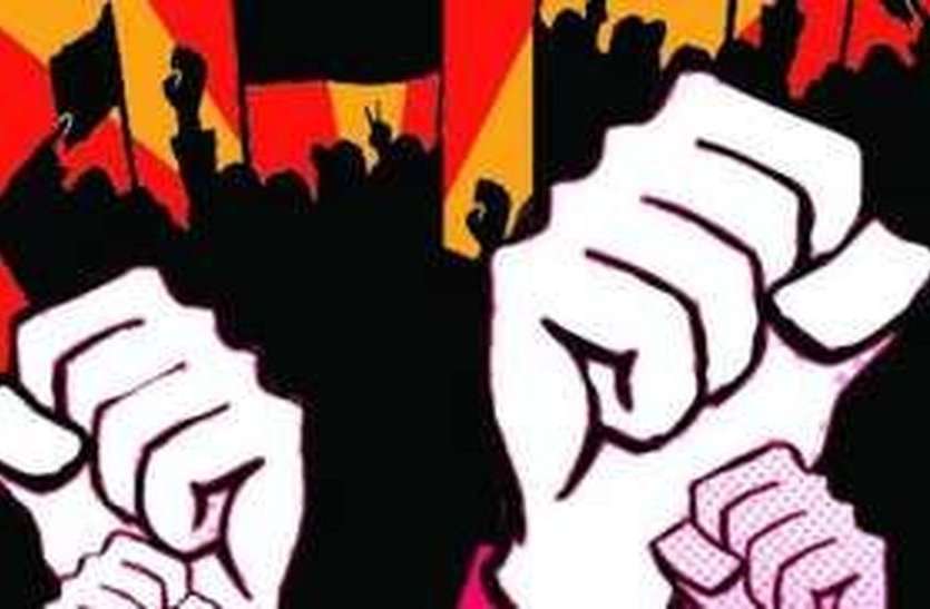 कर्नाटक : सड़क पर परीक्षा देकर जताया विरोध कर्नाटक : सड़क पर परीक्षा देकर जताया विरोध