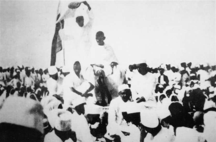 salt_march_dandi_mahatma_gandhi.jpg दांडी मार्च ने अंग्रेजों को दिखाई थी भारतीय जनता की ताकत