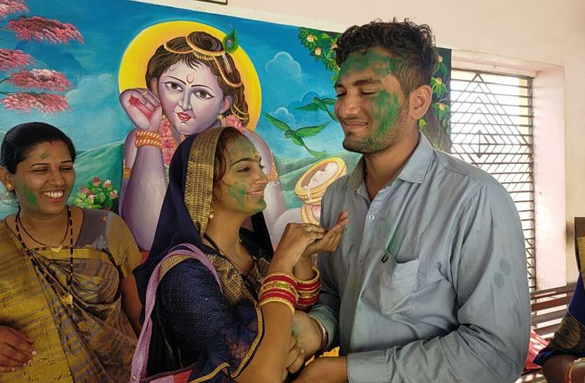 नंद मंदिर में पुरुष साथी को गुलाल लगाती महिला - फ़ोटो - पत्रिका न्यूज़ नेटवर्क होली- 2021 : बृज में भक्तों के सिर चढ़ बोल रही होली की ख़ुमारी