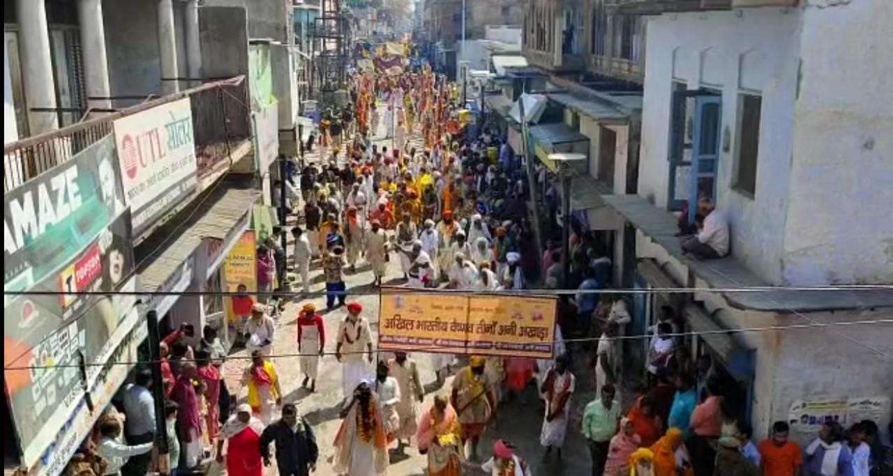 वृंदावन कुंभ - 2021, तृतीय शाही स्नान पर निकली संतों की पेशवाई, जयकारों से गूँज उठी कान्हा की नगरी
