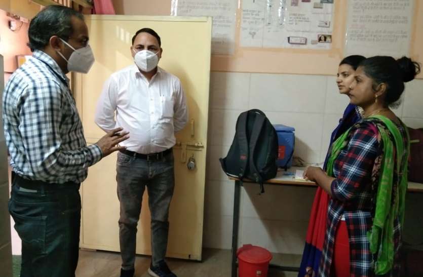 राधे श्याम नगरीय प्राथमिक स्वास्थ्य केंद्र पर एएनएम से जानकारी लेते नोडल अधिकारी डॉ मानपाल सिंह - फ़ोटो - पत्रिका न्यूज़ नेटवर्क नोडल अधिकारी के औचक निरीक्षण से स्वास्थ्य केंद्र कर्मचारियों में हड़कंप