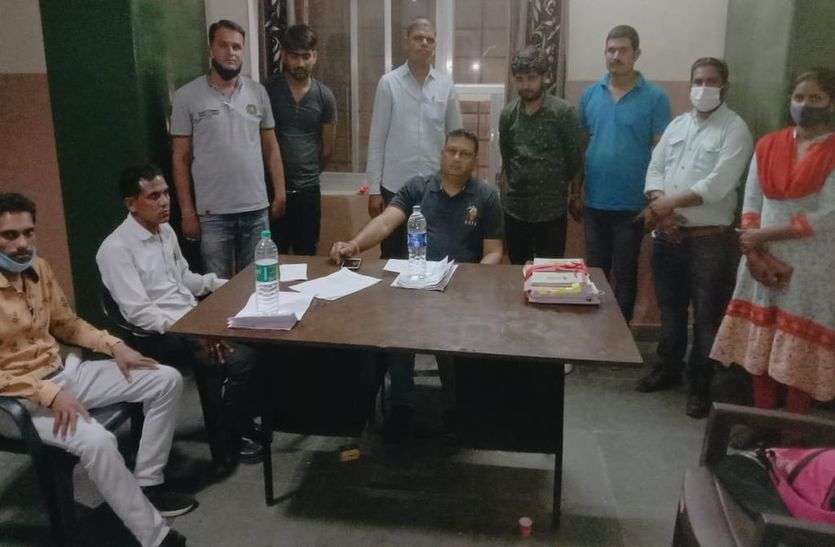 उप पंजीयक कार्यालय का लिपिक व संविदाकर्मी घूस लेते गिरफ्तार उप पंजीयक कार्यालय का लिपिक व संविदाकर्मी घूस लेते गिरफ्तार