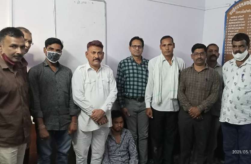 Village development secretary arrested red-handed taking bribe ग्राम विकास सचिव रिश्वत लेते रंगे हाथों गिरफ्तार