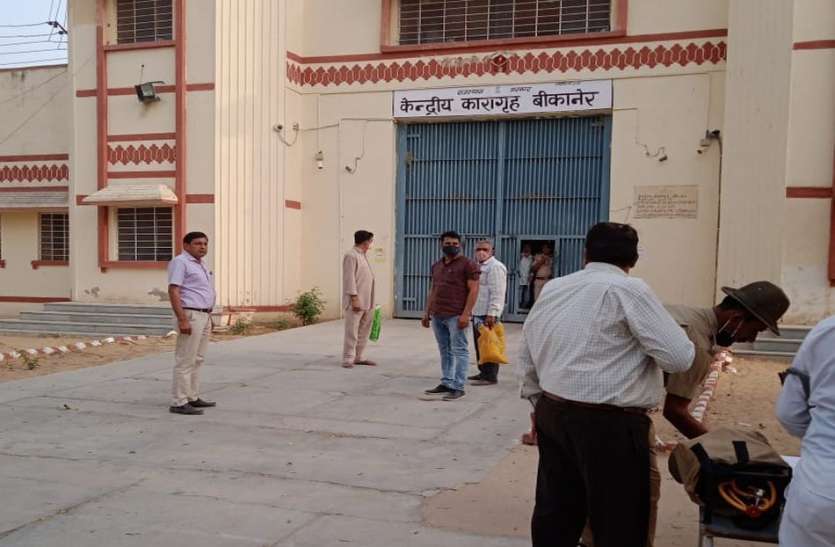 आबकारी निरीक्षक व चालक को जेल भेजा आबकारी निरीक्षक व चालक को जेल भेजा