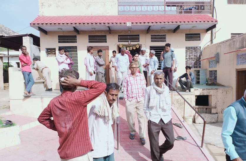 विवाहिता ने फांसी लगाकर की आत्महत्या विवाहिता ने फांसी लगाकर की आत्महत्या