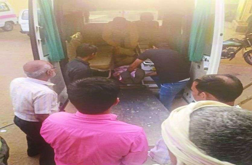 बाइक को बजरी से भरी ट्रेक्टर-ट्रॉली ने मारी टक्कर, दो गंभीर घायल बाइक को बजरी से भरी ट्रेक्टर-ट्रॉली ने मारी टक्कर, दो गंभीर घायल