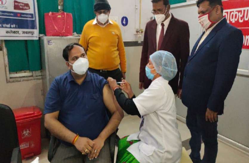 कोरोना वैक्सीन लगवाते कलेक्टर कर्मवीर शर्मा MP में कोरोना का कहरः Corona Vaccine की दोनो डोज लेने के बाद भी कलेक्टर Positive, एक महिला की मौत