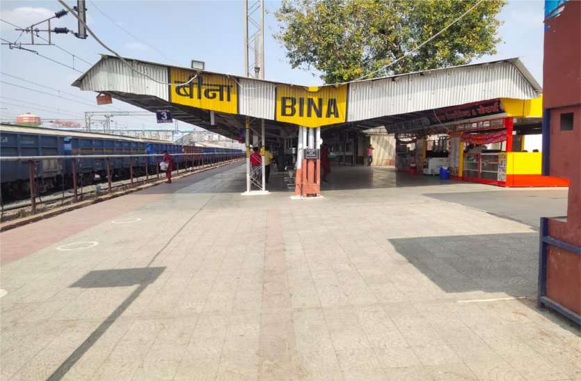 Several years ago, the shed built at the station collapsed, the Railways prepared to start work soon कई वर्षों पहले स्टेशन पर बनाए गए शेड के पिलर हुए खराब, रेलवे ने की जल्द काम शुरू कराने की तैयारी
