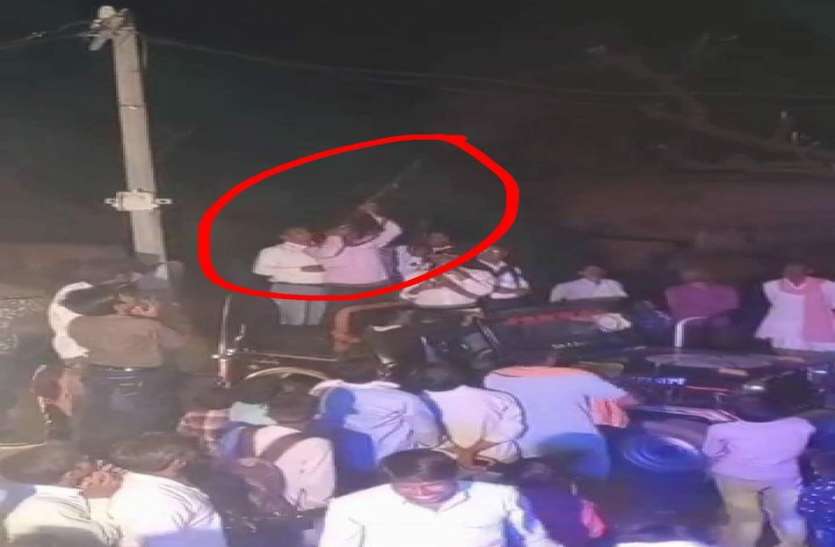 दुल्हन के घर बारात आने पर हवाई फायरिंग, दो आरोपियों को किया गिरफ्तार दुल्हन के घर बारात आने पर हवाई फायरिंग, दो आरोपियों को किया गिरफ्तार