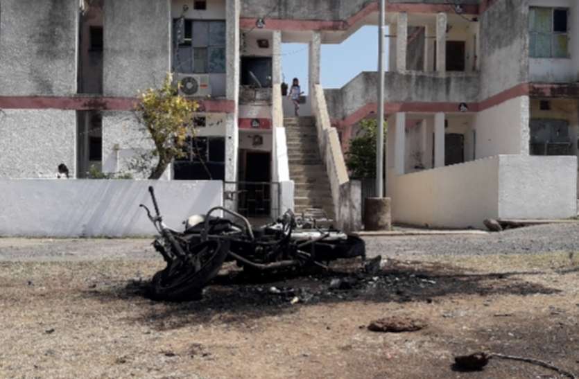 Fire in the bike parked under the house घर के नीचे खड़ी बाइक में लगाई आग