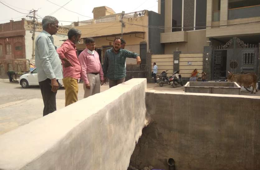 मौके पर पहुंचे अभियंता, नाले का किया निरीक्षण मौके पर पहुंचे अभियंता, नाले का किया निरीक्षण
