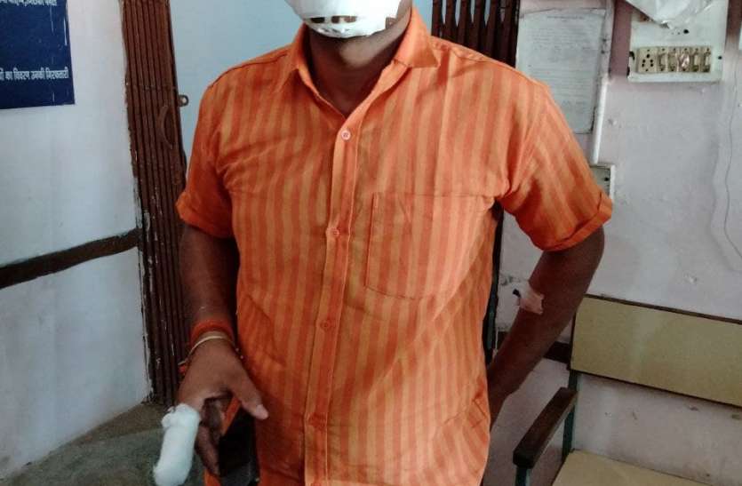 Junk mafia attacked police team, two constables including police stati कबाड़ माफियाओं ने पुलिस टीम पर किया हमला, थाना प्रभारी सहित दो आरक्षक गंभीर रूप से घायल