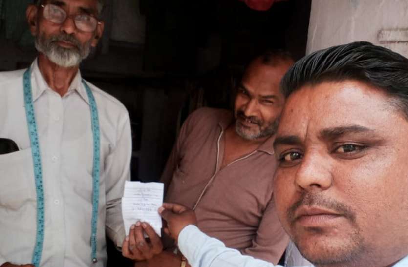 कोरोना संक्रमण का खतरा बढ़ा, लोग कोरोना संक्रमण का खतरा बढ़ा, लोग फिर भी नहीं लगा रहे मास्क