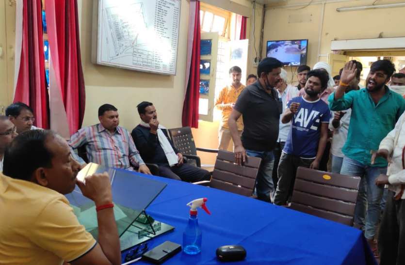 सरसों खरीदी को लेकर कृषि मंडी में विवाद, किया हंगामा सरसों खरीदी को लेकर कृषि मंडी में विवाद, किया हंगामा