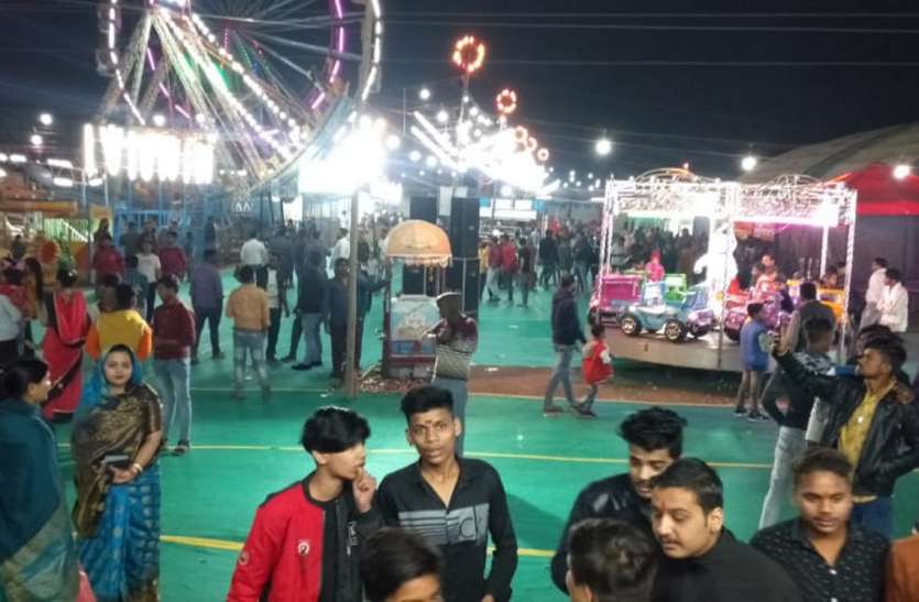 कोरोना के बढ़ते संक्रमण के बीच मेले की धूम कोरोना के बढ़ते संक्रमण के बीच मेले की धूम