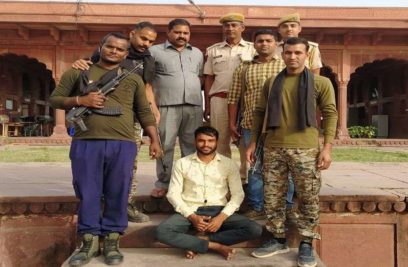 Police robbed prize money of three thousand, recovered sharpened weapon from accused पुलिस ने दबोचा तीन हजार का इनामी लुटेरा, आरोपी से धारदार हथियार बरामद