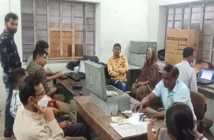 सरपंच पति कर रहा था दलाली, 20 हजार मांगे 10 हजार में सौदा तय हुआ सरपंच पति कर रहा था दलाली, 20 हजार मांगे 10 हजार में सौदा तय हुआ