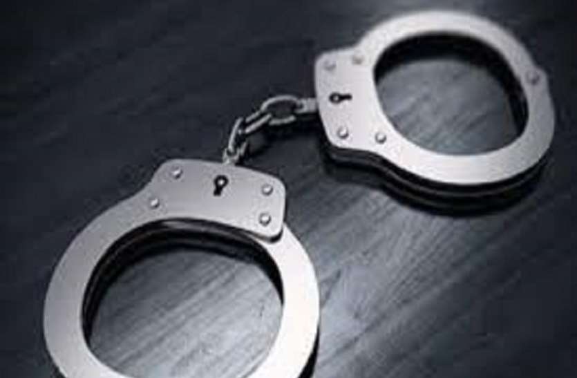 सीबीआई अधिकारी बताकर की रचाई दूसरी शादी, 10 साल बाद खुली पोल हुआ गिरफ्तार सीबीआई अधिकारी बताकर की रचाई दूसरी शादी, 10 साल बाद खुली पोल हुआ गिरफ्तार