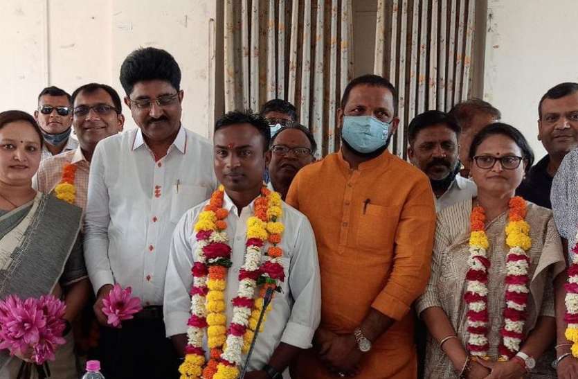 जिला और तहसील पंचायतों में हुई ताजपोशी जिला और तहसील पंचायतों में हुई ताजपोशी