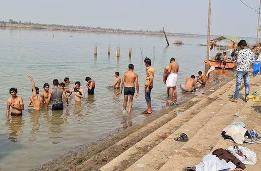 Sardar Sarovar Dam Project's decreasing backwater सरदार सरोवर बांध परियोजना का कम हो रहा बैकवॉटर, खुलने लगा है नर्मदा तट पर नया-पुराना घाट