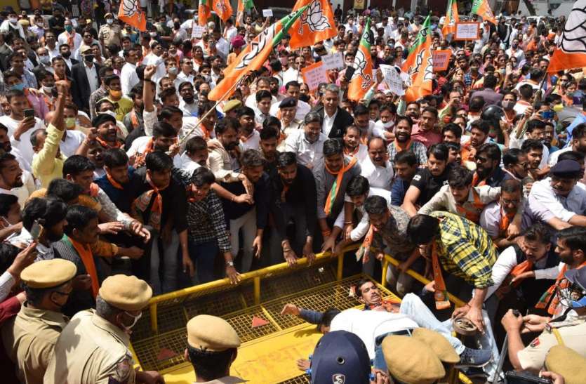 नेतृत्वविहीन नजर आया भाजपा का प्रदर्शन, ना पूनियां आए ना राघव, राजे गुट के नेताओं ने संभाली कमान नेतृत्वविहीन नजर आया भाजपा का प्रदर्शन, ना पूनियां आए ना राघव, राजे गुट के नेताओं ने संभाली कमान
