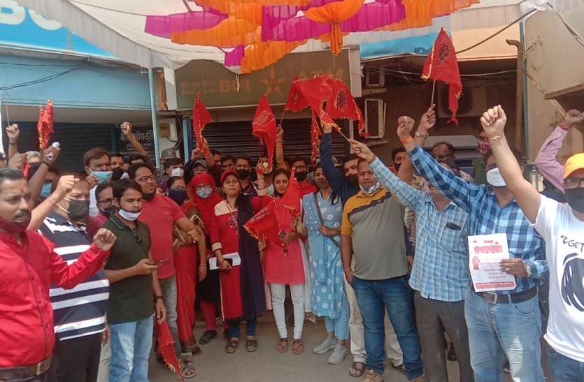 Cash out in ATM machines, slogans against government against privatization एटीएम मशीनों में कैश खत्म, निजीकरण के विरोध में सरकार के खिलाफ की नारेबाजी